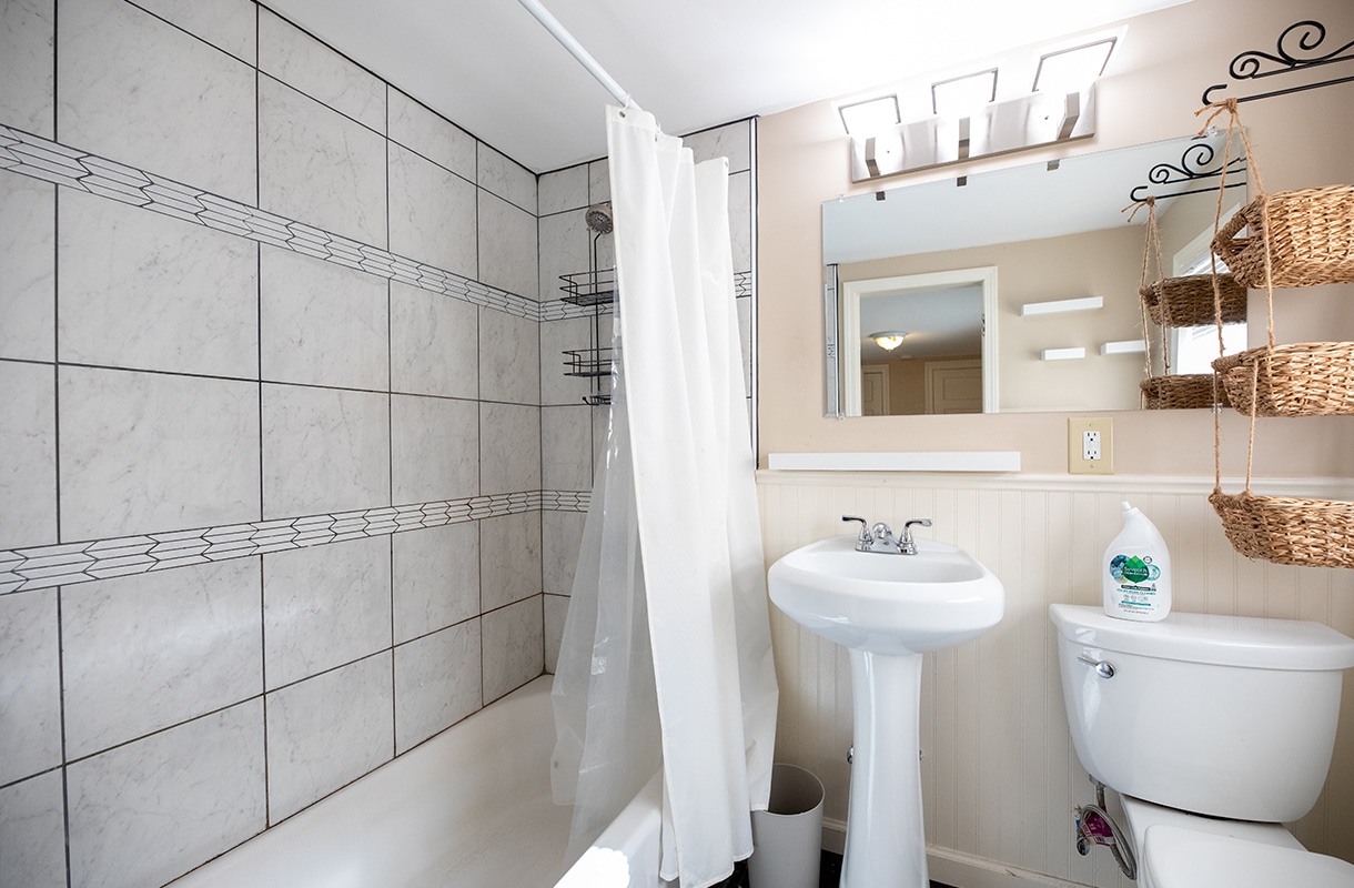 1903-KENNEDY-STREET-BATHROOM