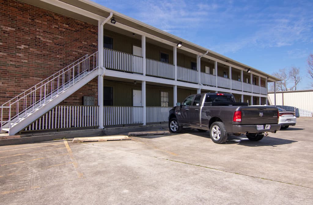 615 6th Street Ashford Court Apartments 12 Magnolia Property