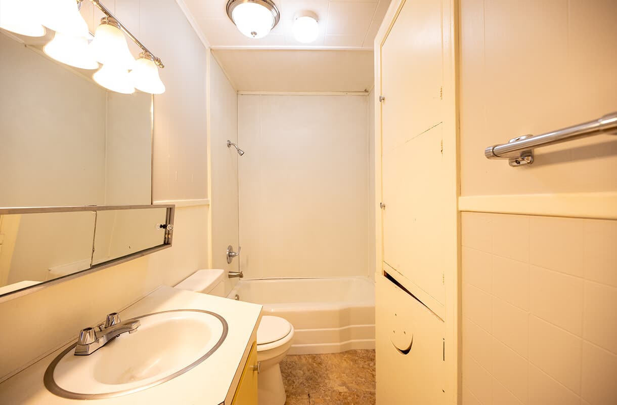 624.5-IRIS-STREET-bathroom