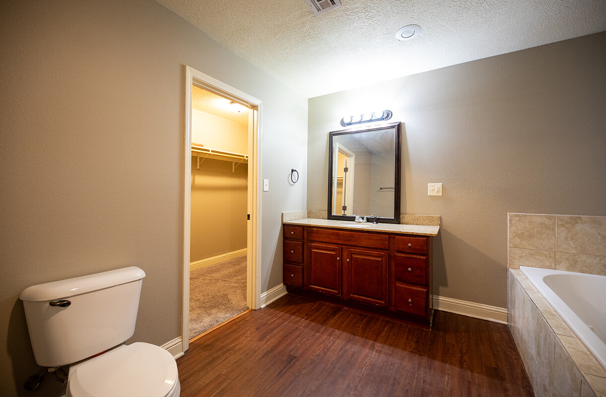 564-ETHEL-bathroom2-closet