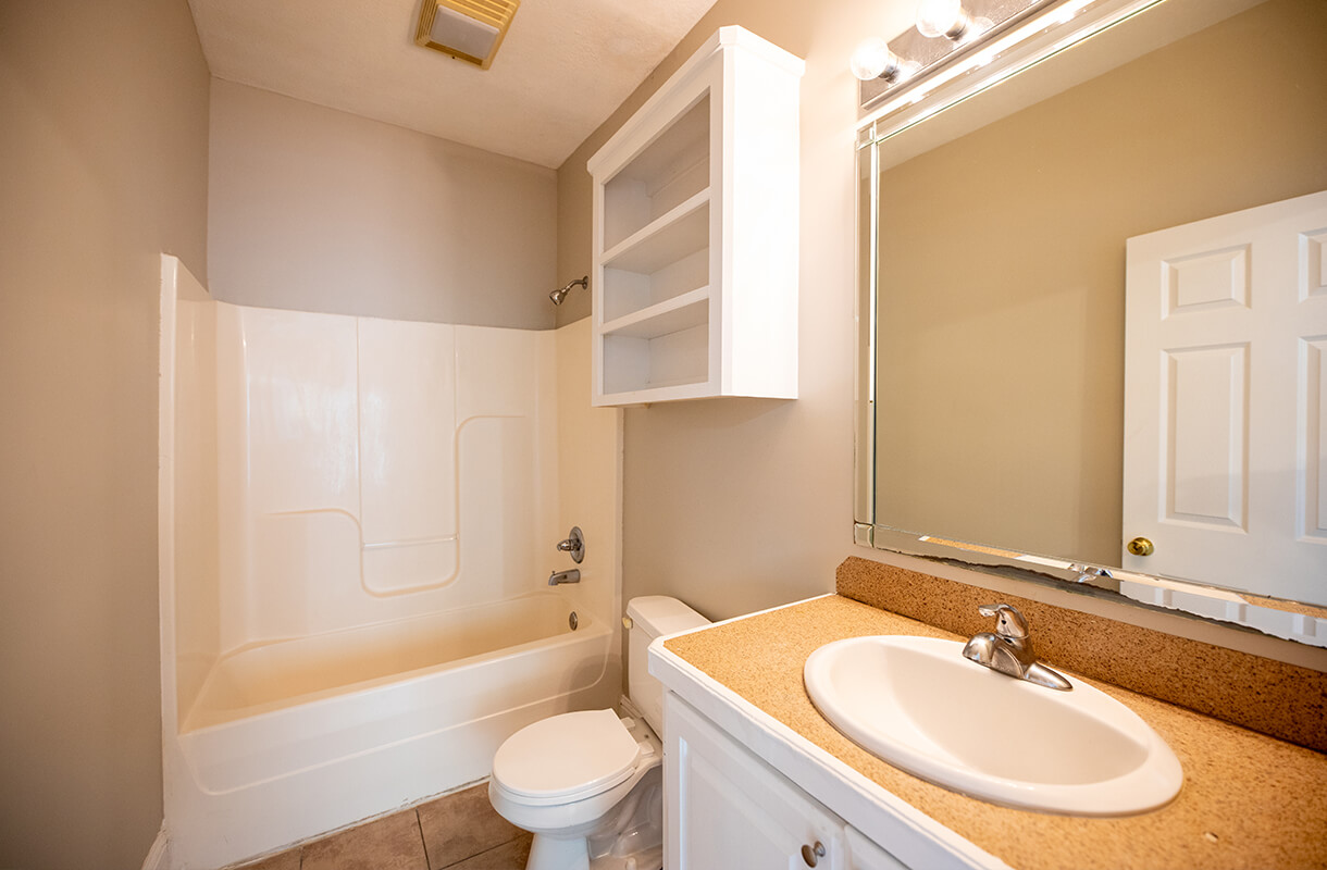 727-PRYCE-STREET-bathroom