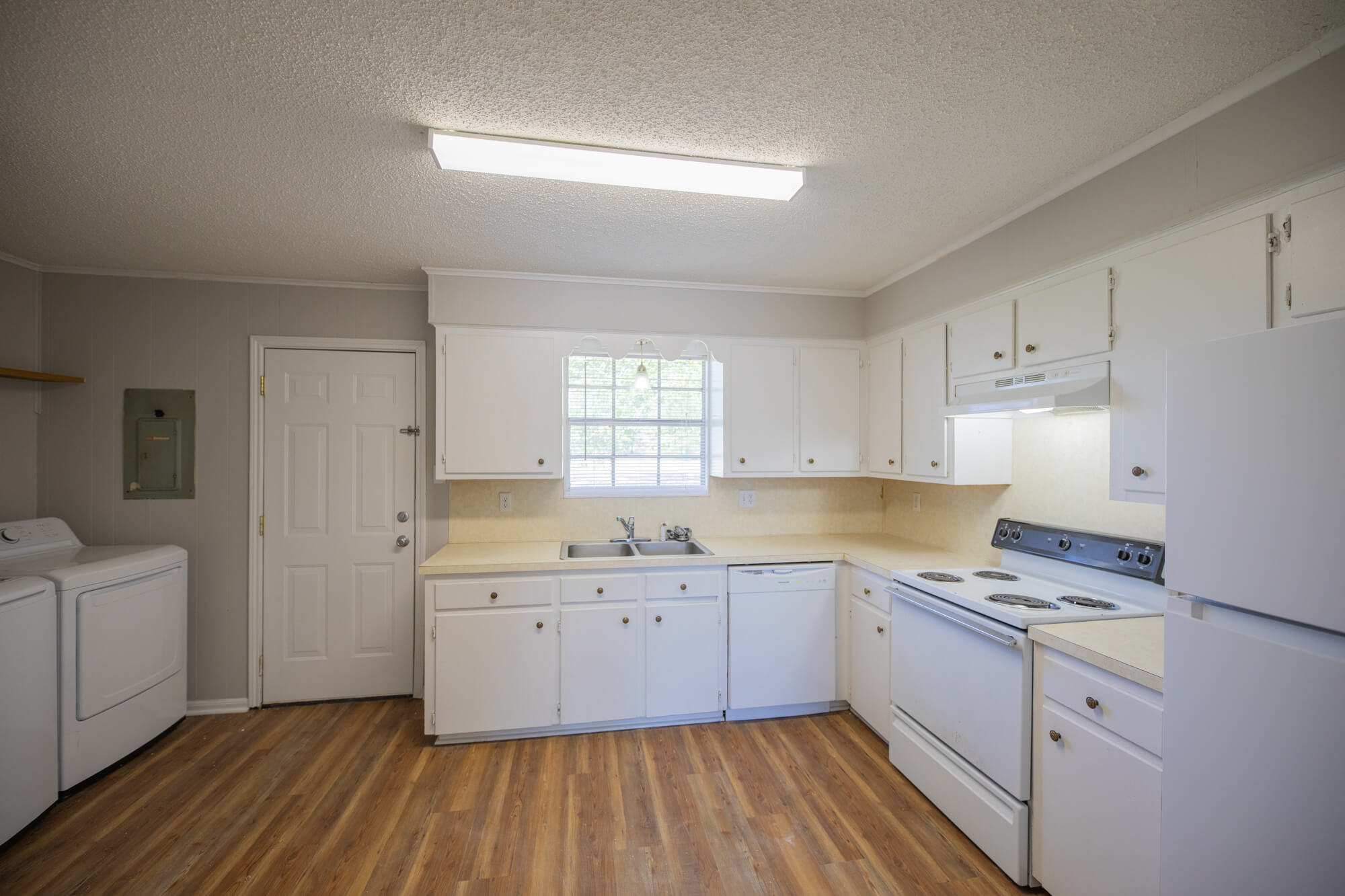 220-BRUCE-CIRCLE-5-kitchen