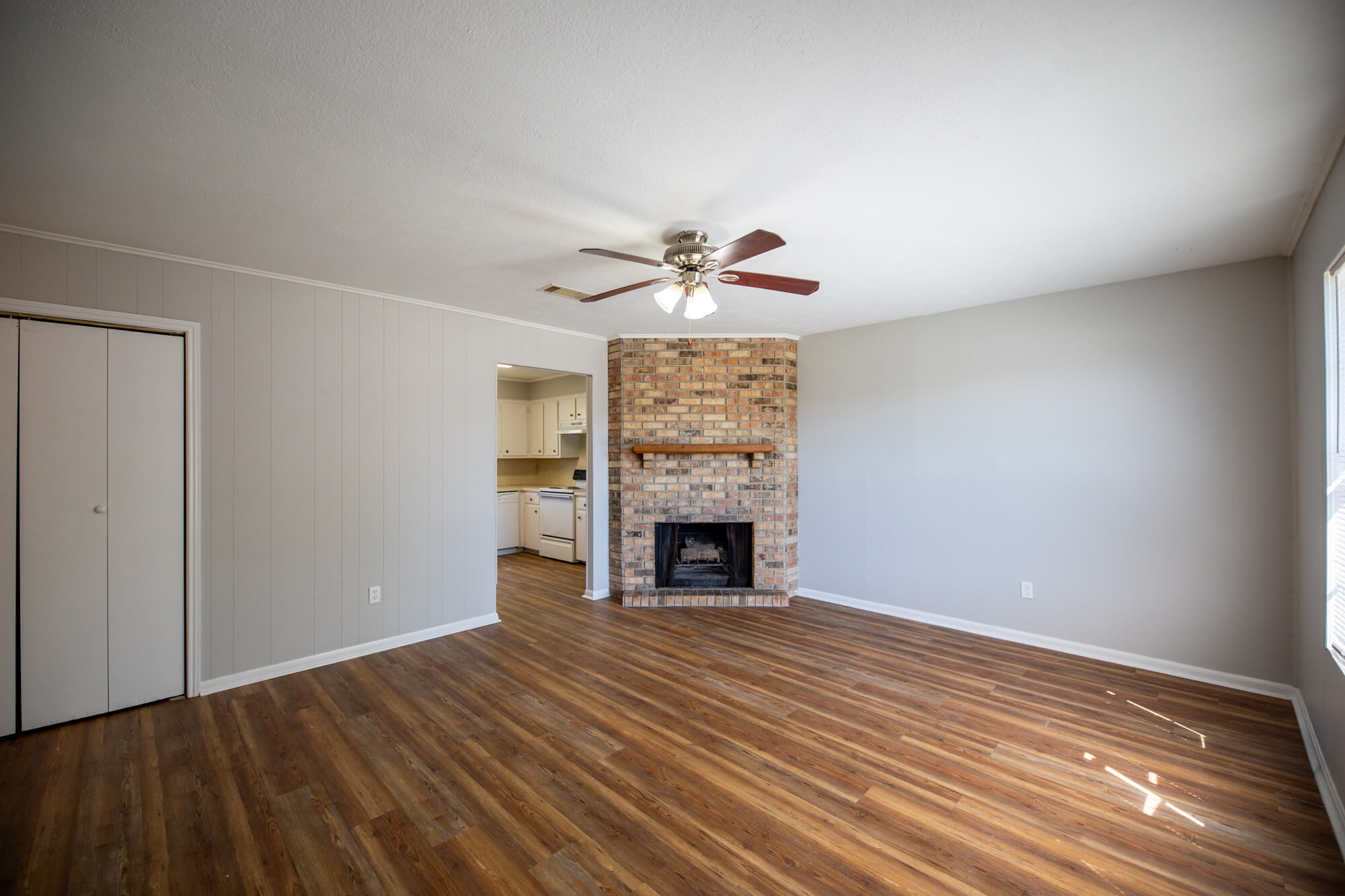 220-BRUCE-CIRCLE-5-living