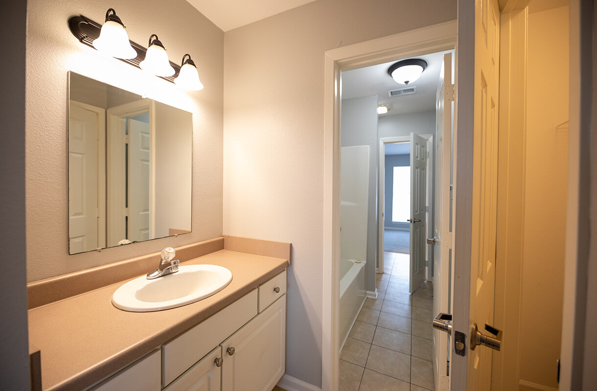 4439-BROWN-STREET-bathroom