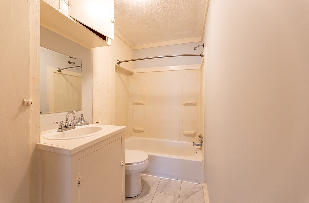 1913-8TH-STREET-bathroom1