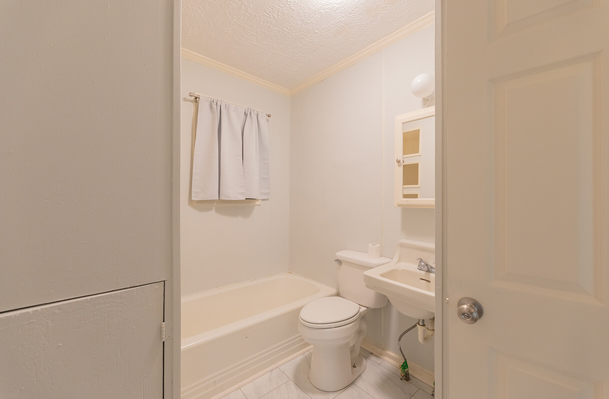 1913-8TH-STREET-bathroom2