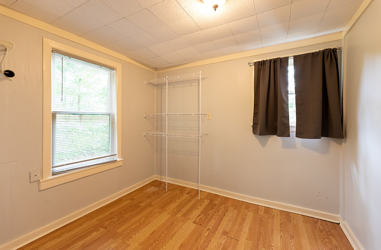 1913-8TH-STREET-closet