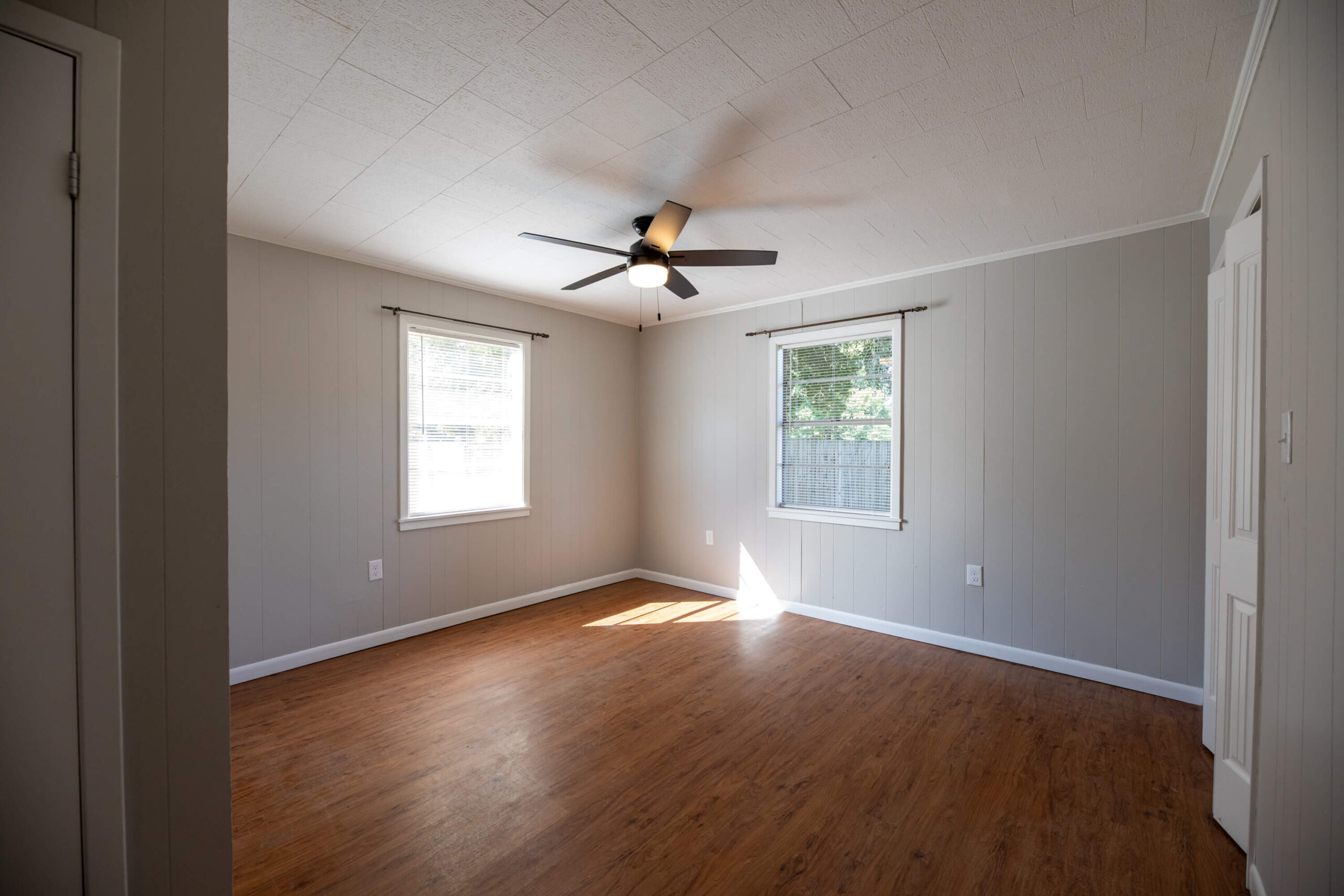 2421_WALKER_ROAD-bedroom