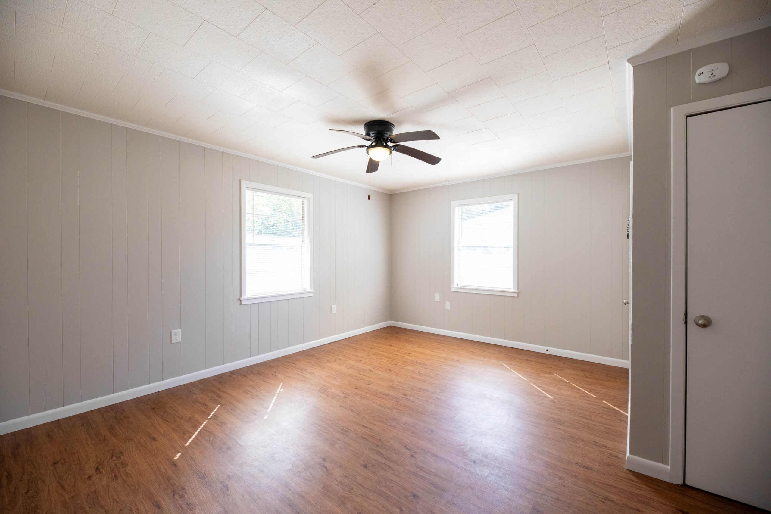 2421_WALKER_ROAD-living_room