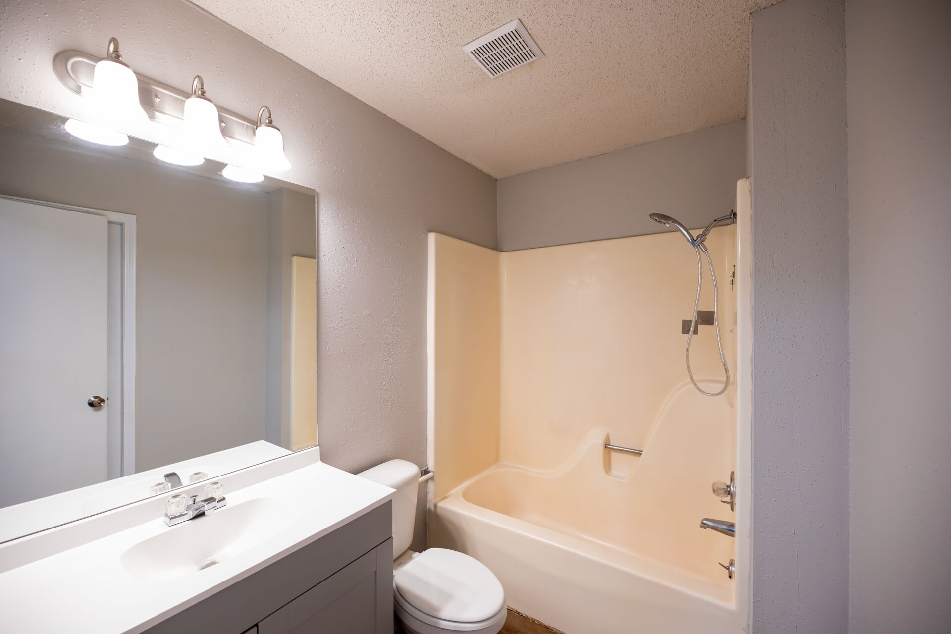 596-CHAMPAGNE-CIRCLE-18-bathroom