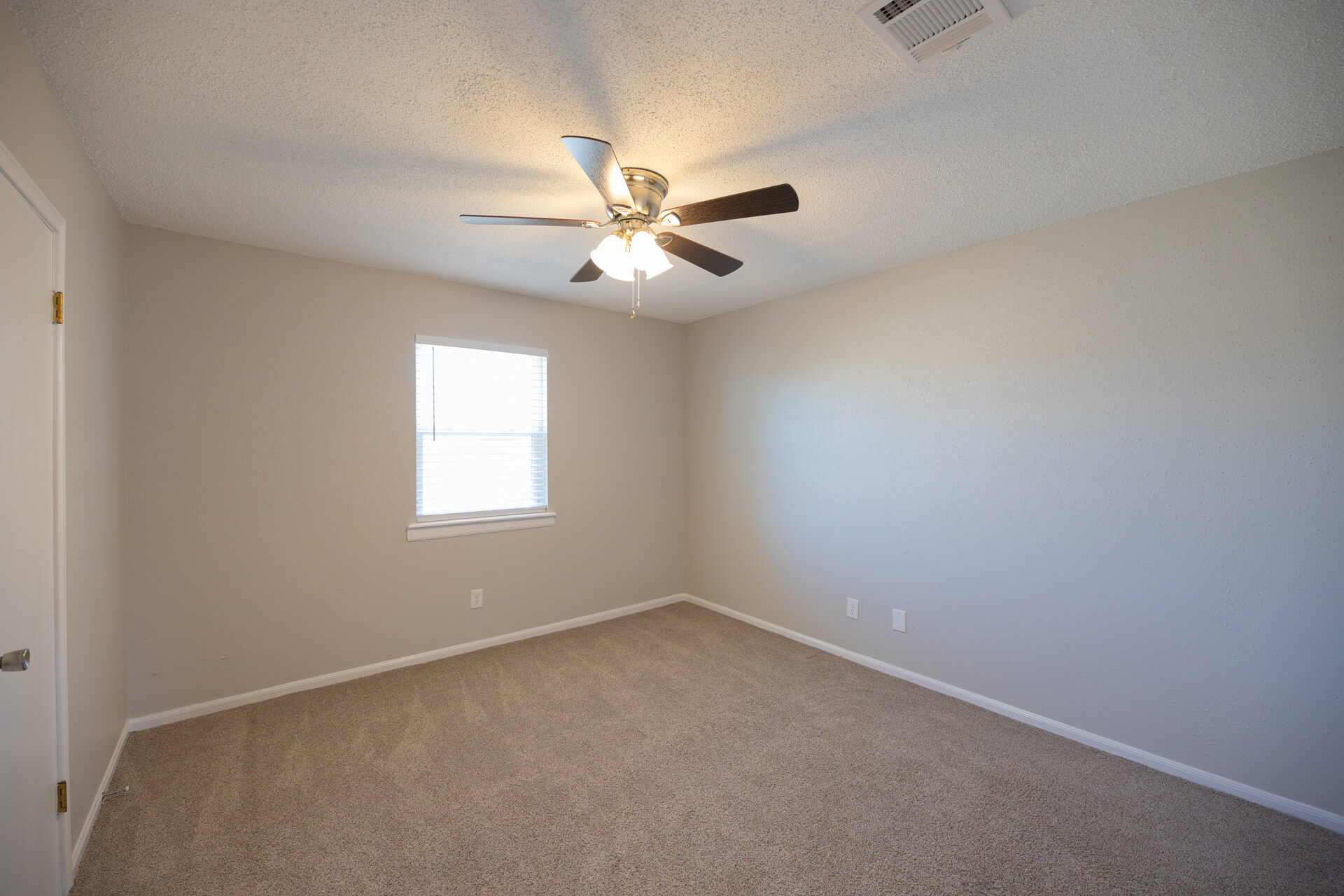 596-CHAMPAGNE-CIRCLE-18-bedroom1