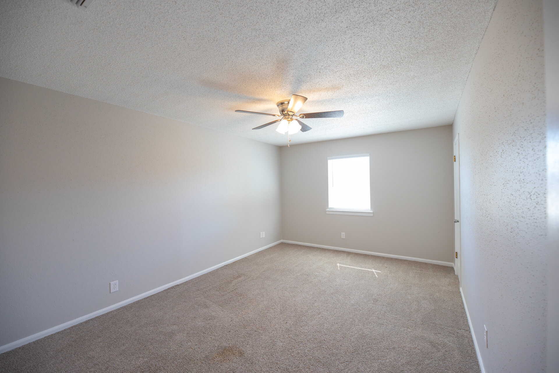 596-CHAMPAGNE-CIRCLE-18-bedroom2