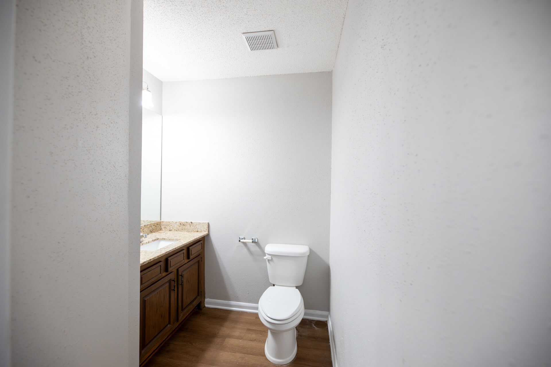 596-CHAMPAGNE-CIRCLE-18-half-bathroom