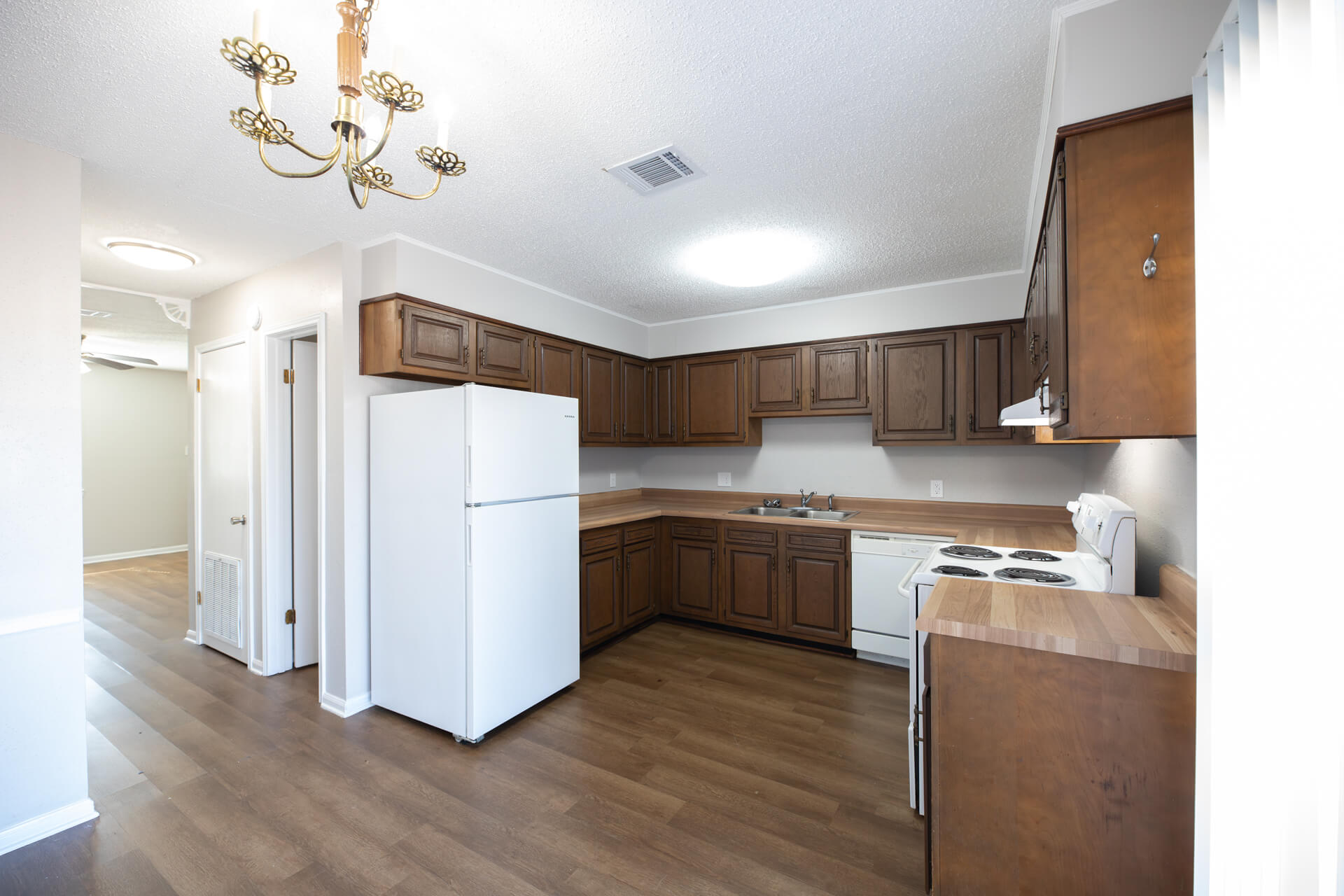 596-CHAMPAGNE-CIRCLE-18-kitchen-alt