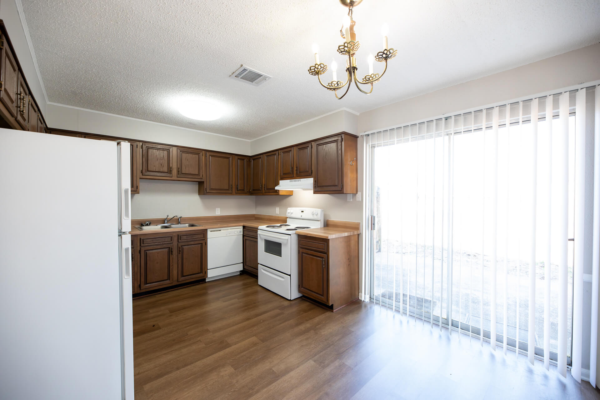 596-CHAMPAGNE-CIRCLE-18-kitchen