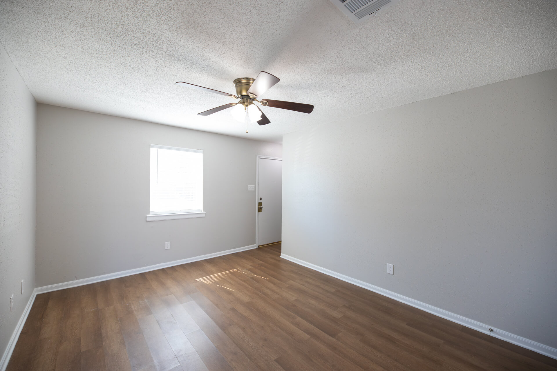 596-CHAMPAGNE-CIRCLE-18-living-alt