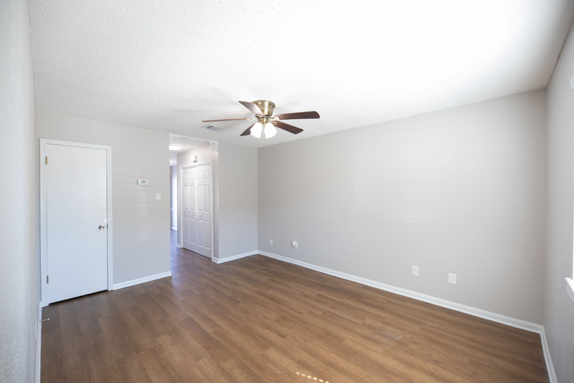 596-CHAMPAGNE-CIRCLE-18-living